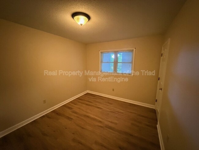 Building Photo - 230 Oakwood Ct