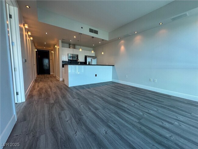 Building Photo - 4575 Dean Martin Dr