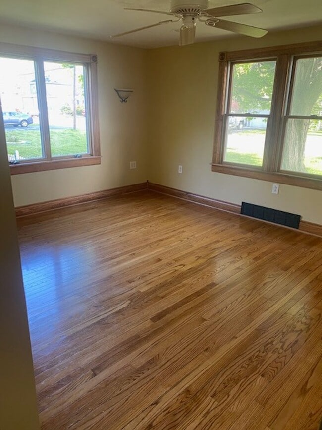 Building Photo - 124 Maxwell Ave