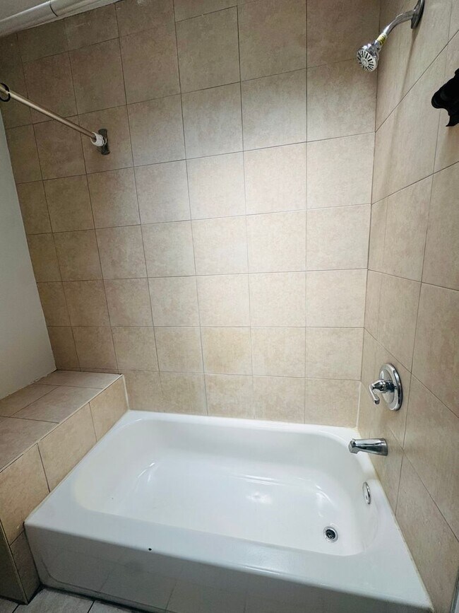 Building Photo - Remodeled 3bd/1 House with Rear yard!! SEC...