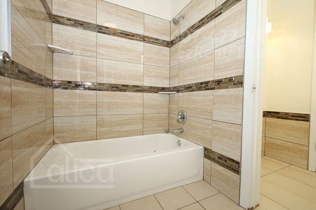 Building Photo - 6024 Oakcrest Cir