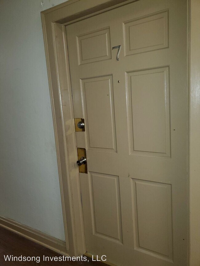 Building Photo - 19 W 5th Ave