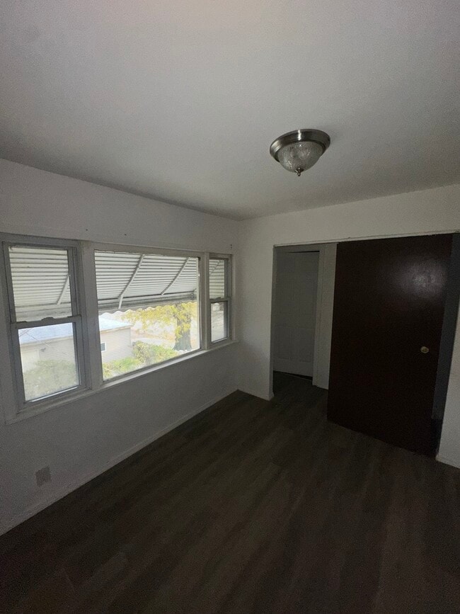 Building Photo - 7957 S Clyde Ave