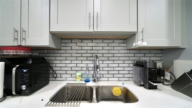 Building Photo - 741 E Coco Plum Cir