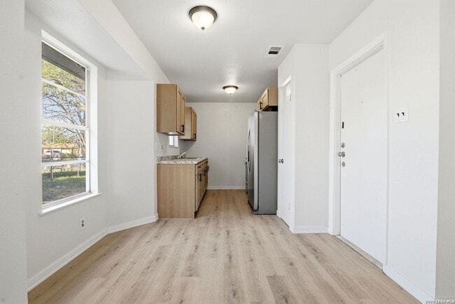 Building Photo - 4606 Hollyspring Dr