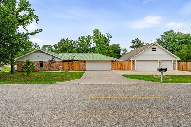 Building Photo - 25802 Maplewood Dr