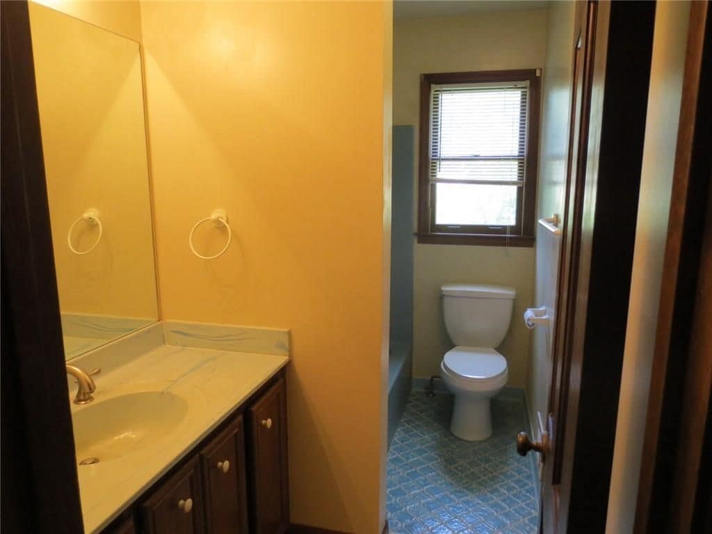 Building Photo - 220 Lantern Ridge Ct