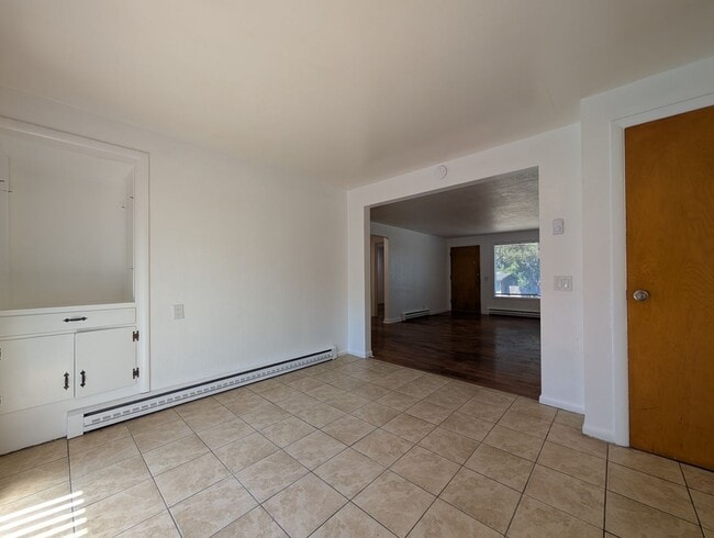 Building Photo - Spacious 2bd/1bth ~ w/ 1 Car Garage - Fantastic Location ~ Close to Everything!!