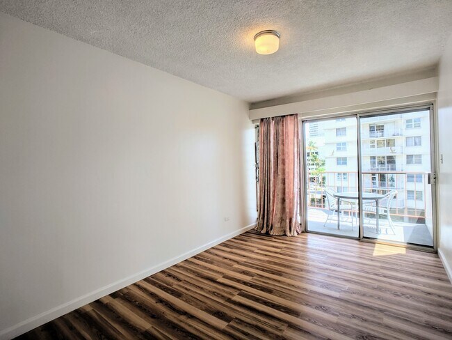 Building Photo - Partly Furnished 1-Bedroom 1 Bath with No Parking at Hawaiian Crown in Waikiki