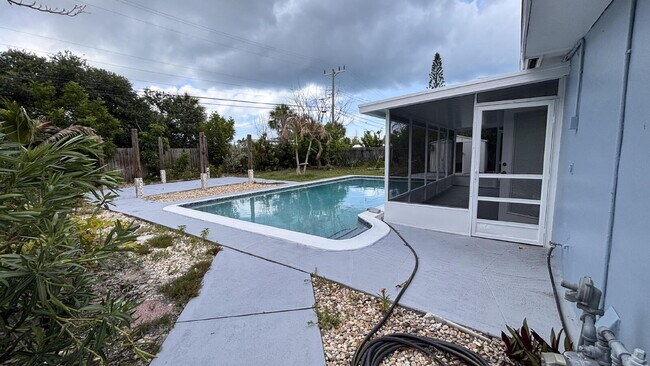 Building Photo - Charming Old Florida-Style Pool Home for Rent!
