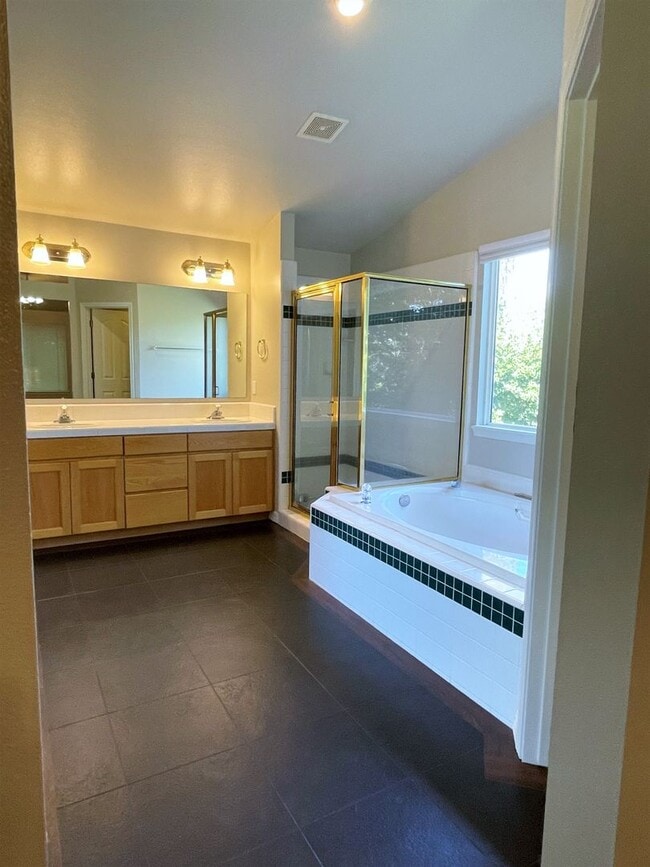 Building Photo - Beautiful 5bd 3ba home on corner lot, Edge...
