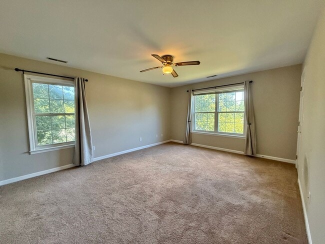 Building Photo - 1721 Honeysuckle Ln