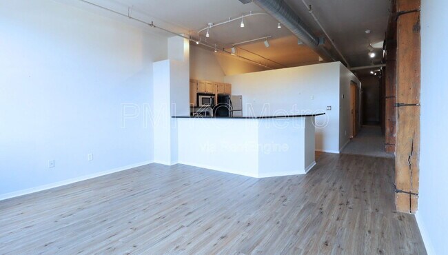 Building Photo - 200 Main St