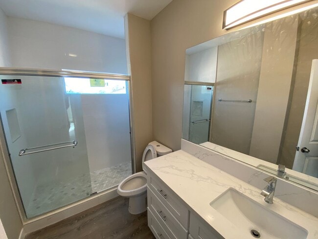 Building Photo - 4 BD 2 BR Unit, Tipton St