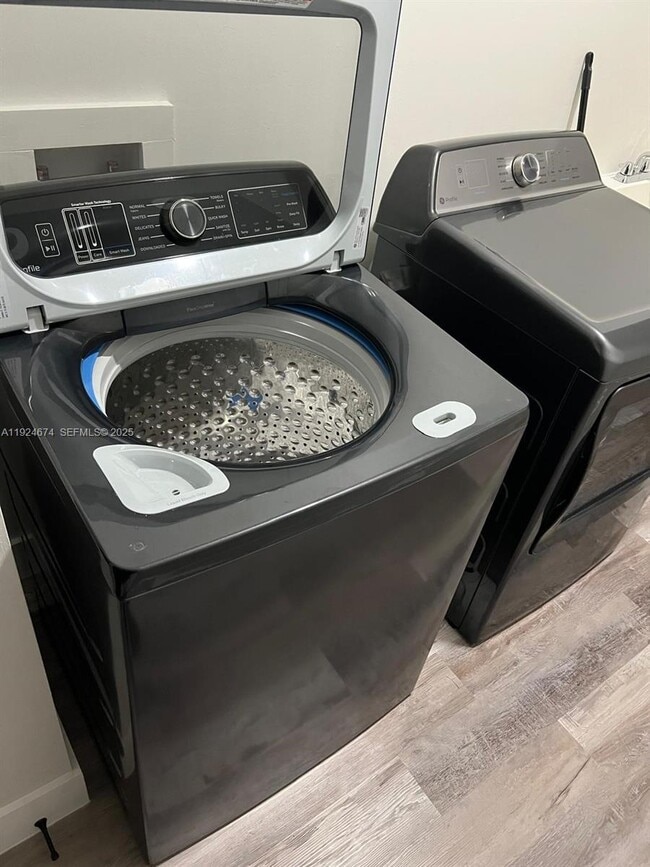 Building Photo - 710 Bedford Point Ave