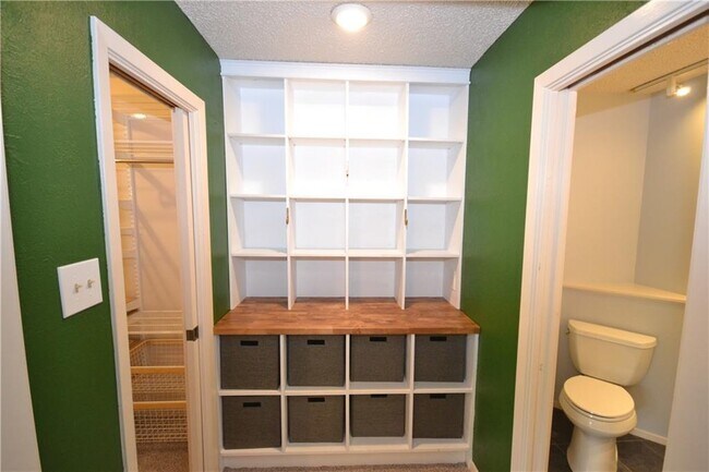 Building Photo - 402 Greenwood Dr