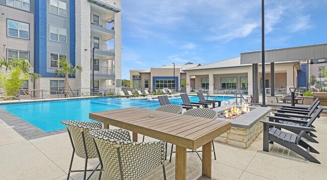 Building Photo - 14015 Univ Pass