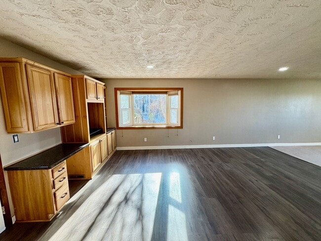 Building Photo - Large 3 bedroom house in the Heights! (Items will be removed)