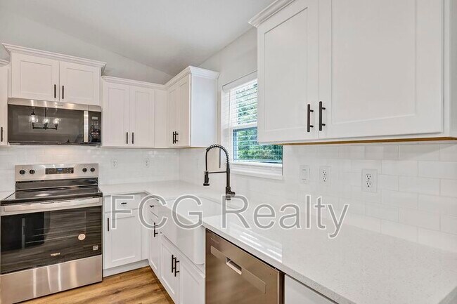 Building Photo - 6551 Hemlock Rd