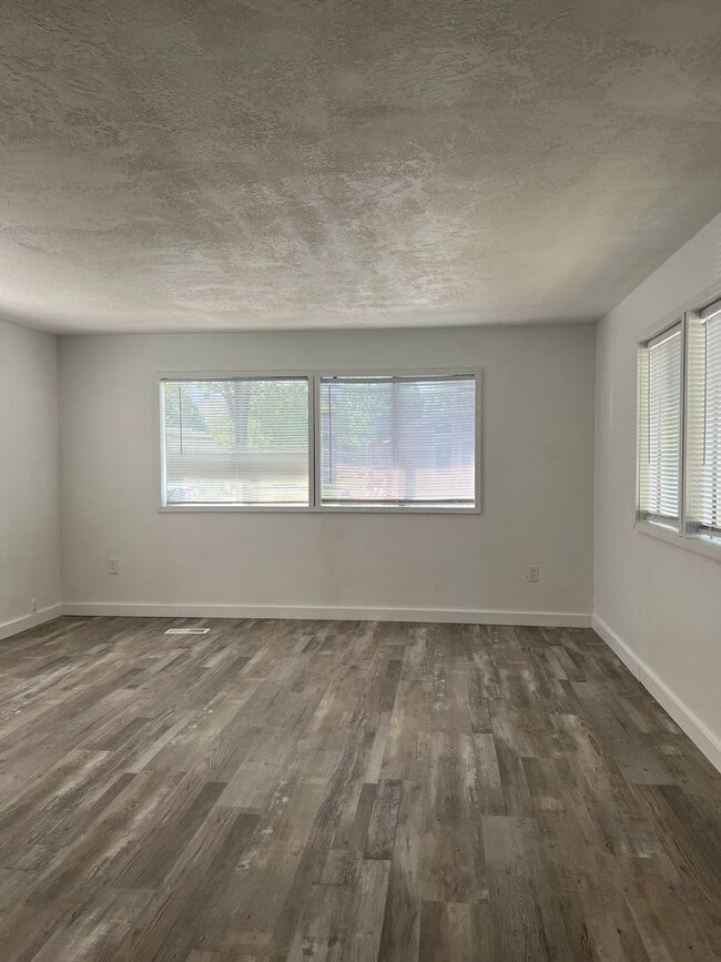 Building Photo - 2 bed, 1 bath Manufactured Home in the Mill Hollow Community!