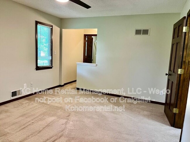 Building Photo - 3868 SW Harbor Dr