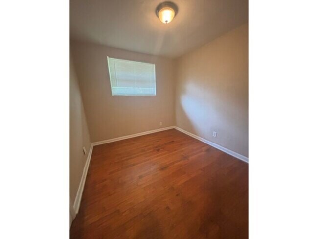 Building Photo - 3 Bedroomm home