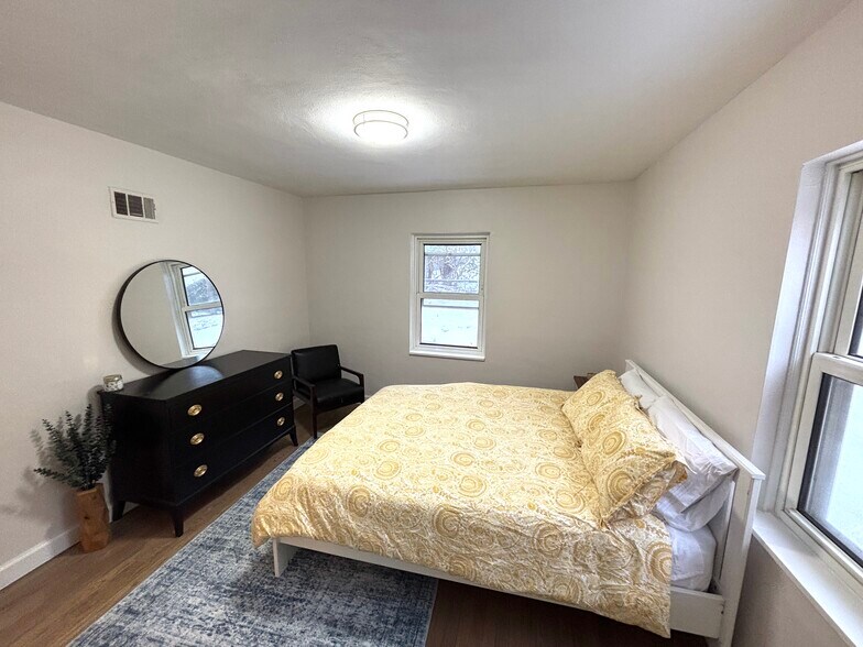 Building Photo - 5025 Lenox Ave