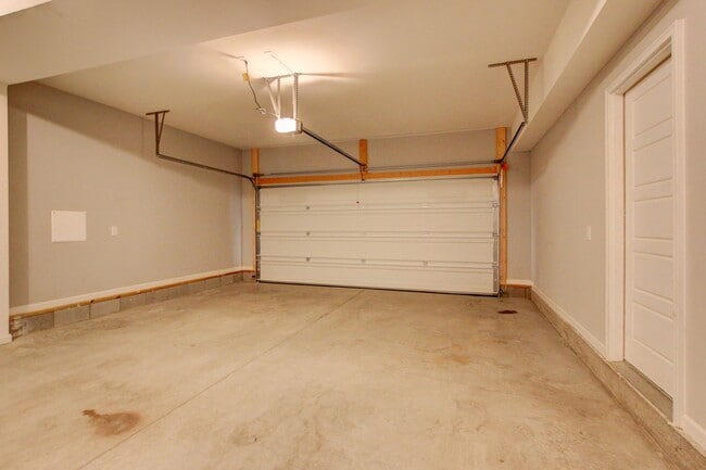 Building Photo - 1092 Barnhill Rd