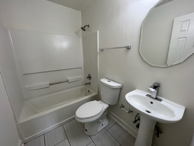 Building Photo - Renovated 3 Bedroom 2 Bath Home for Rent f...