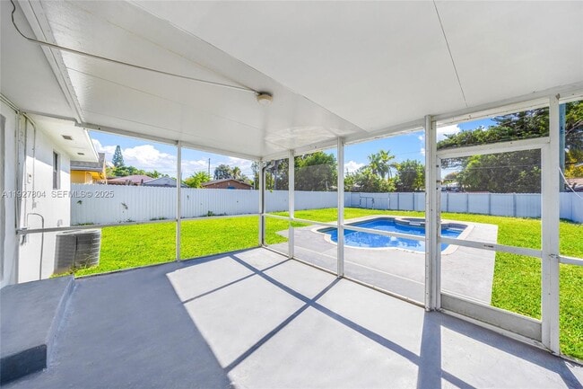 Building Photo - 2318 Scott St