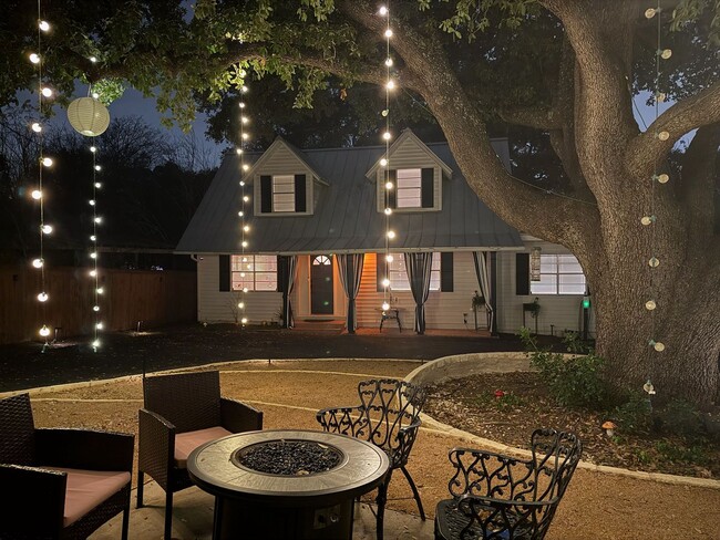 Building Photo - Urban Retreat: Cozy Charm in San Antonio