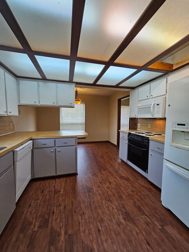 Building Photo - (3)Bed/(2) Bath with Shelter Avail NOW! Pe...