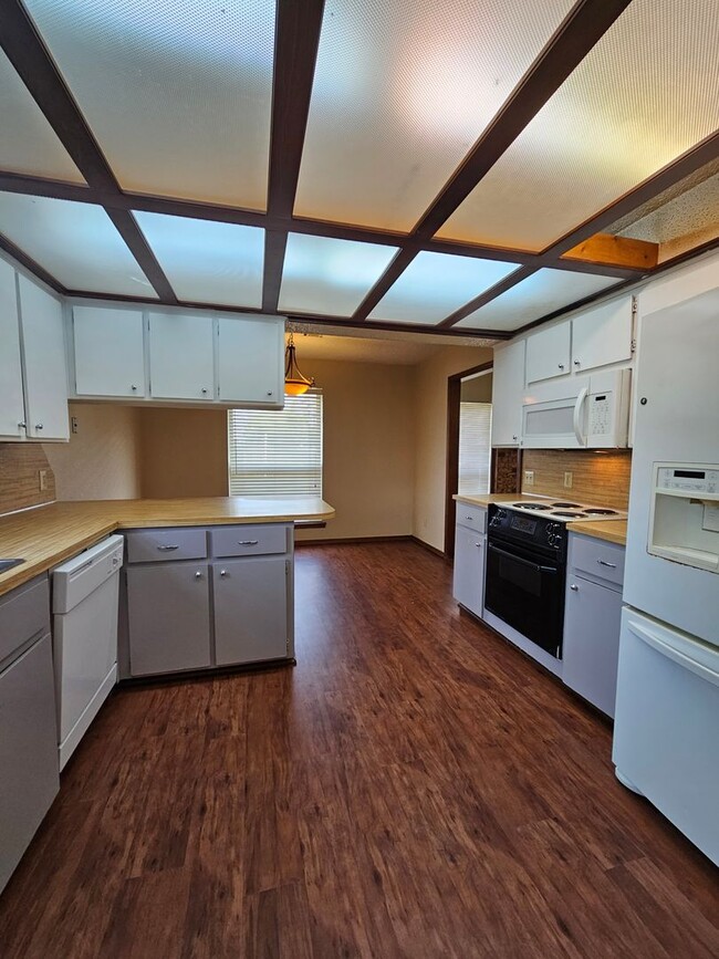 Building Photo - (3)Bed/(2) Bath with Shelter Avail NOW! Pet Negotiable.