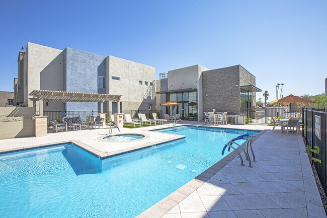 Building Photo - Senderos At South Mountain