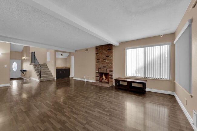 Building Photo - Beautiful 4 bed/ 3 bath POOL Home For Rent