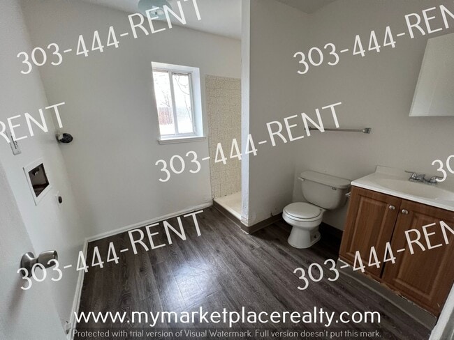 Building Photo - 3 Bedroom 2 Bath Bi-Level Home!