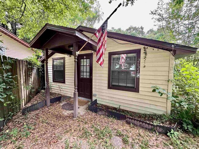 Building Photo - 2624 W De Soto St
