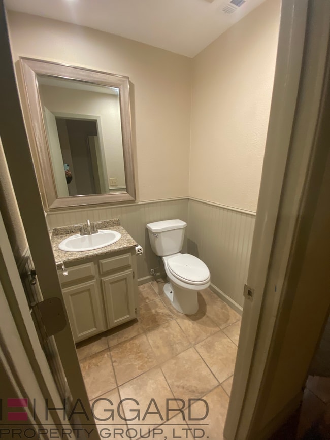 Building Photo - Renovated half duplex-2 bed, 1 bath, 1 story