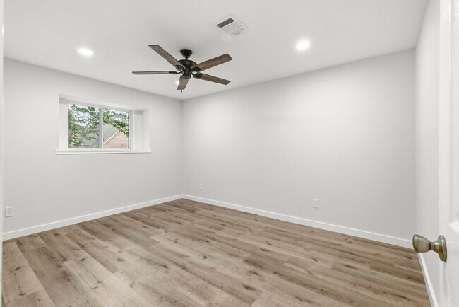 Building Photo - 15215 Parkville Dr
