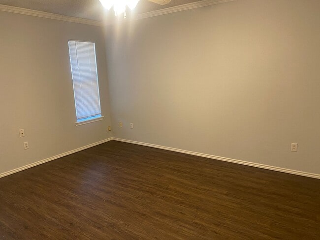 Building Photo - 3 bed 2 bath