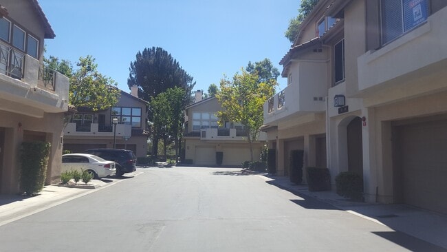 Building Photo - Dual Master Suite Townhome in Rancho Santa...
