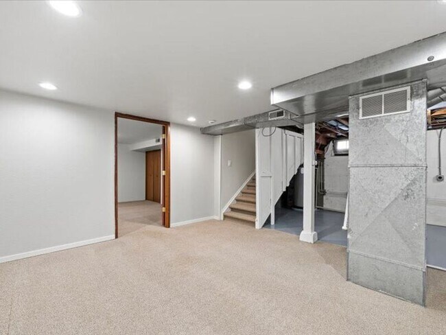 Building Photo - 1006 Van Giesen St