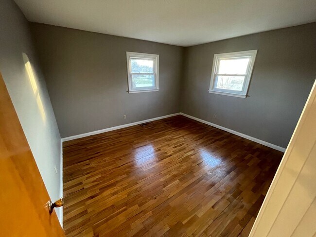 Building Photo - Brick Home w/ Detached Garage For Rent Shelbyville