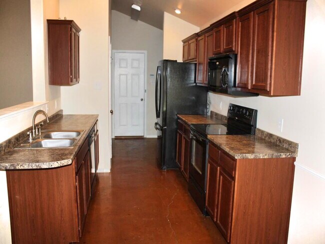 Building Photo - House Located Between 34th & Milwaukee & Minutes From W. Loop 289 Access!