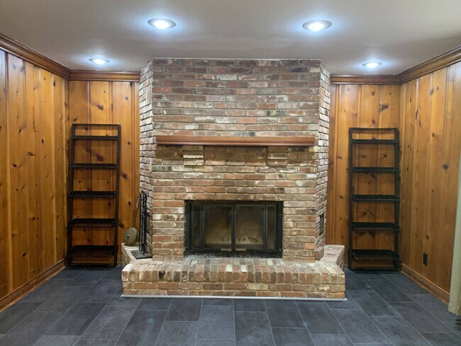 Building Photo - Branch