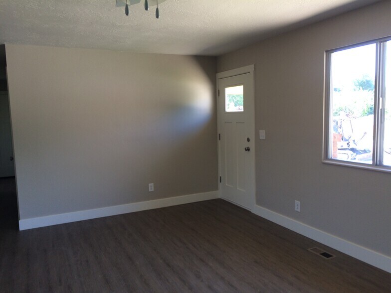 Building Photo - 245 W 500 N