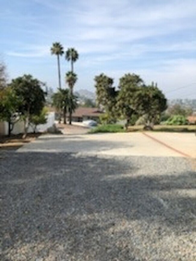 Building Photo - 3Br 2Ba Single Story Available Now!