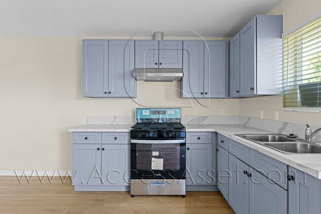 Building Photo - 108 S Lindsay St