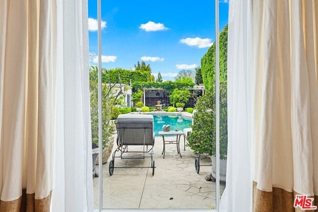 Building Photo - 516 S Rimpau Blvd