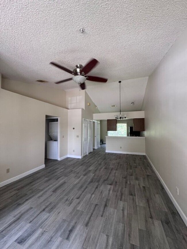 Building Photo - Second floor, 2/2 unit with wooded view near UCF